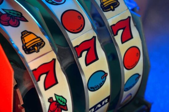 An image of a slot machine with the matching symbols of 7
